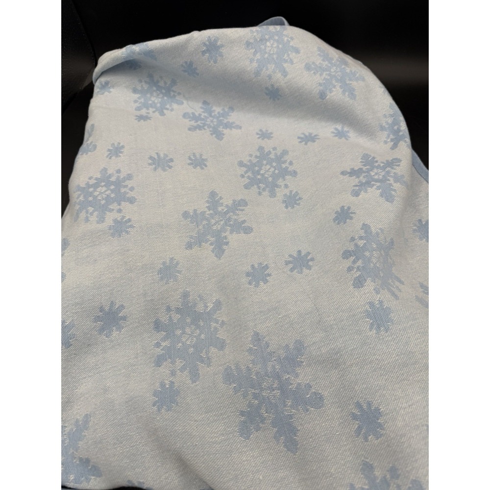 Avon Blue Snowflake Oval Tablecloth ❄️ 6' L x 4.6' W 🌨️ 100% Cotton